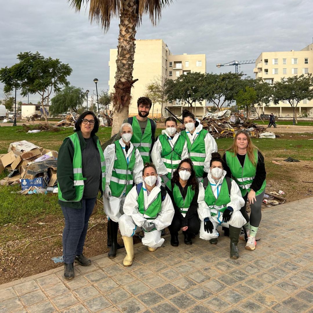 Post Instagram Buscamos voluntarios Asistencia humanitaria Sencillo Naranja - El impacto de la Terapia Ocupacional en las zonas afectadas por la DANA